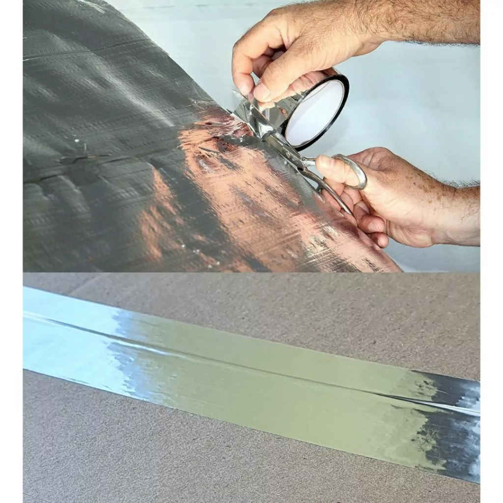 Profissional aplicando fita metalizada em isolamento de tubo de cobre e emenda de manta térmica para vedação.